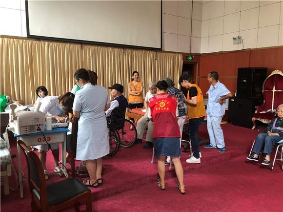 渝北龙山路社区开展"关爱老年人 党员在行动"志愿服务活动