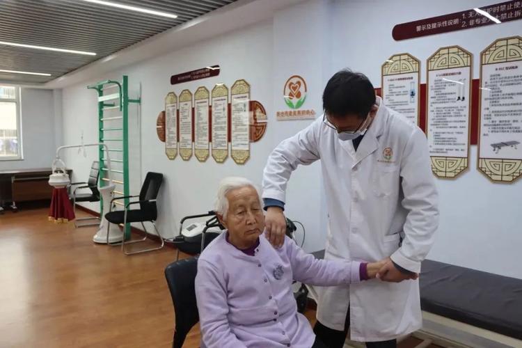 衡水市老年养护中心医护人员为老人做康复训练.(资料图片)