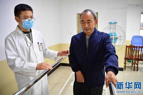 5月7日,在汉阴县中心敬老院养护中心,医生在帮助老人进行康复训练